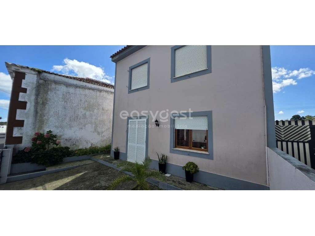 Moradia T4 com Quintal e lugar de estacionamento Terra Chã - Angra - Grande imagem: 3/36