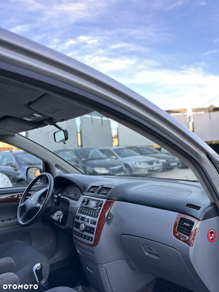 Toyota Avensis Verso - 7
