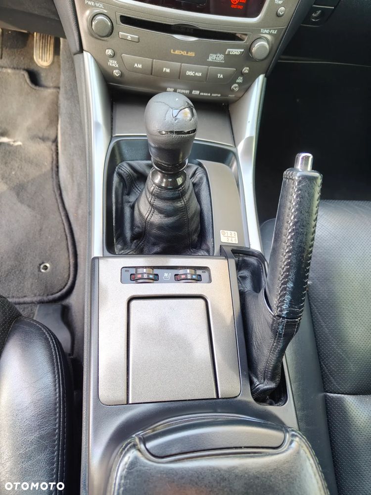 Lexus IS 220d - 12