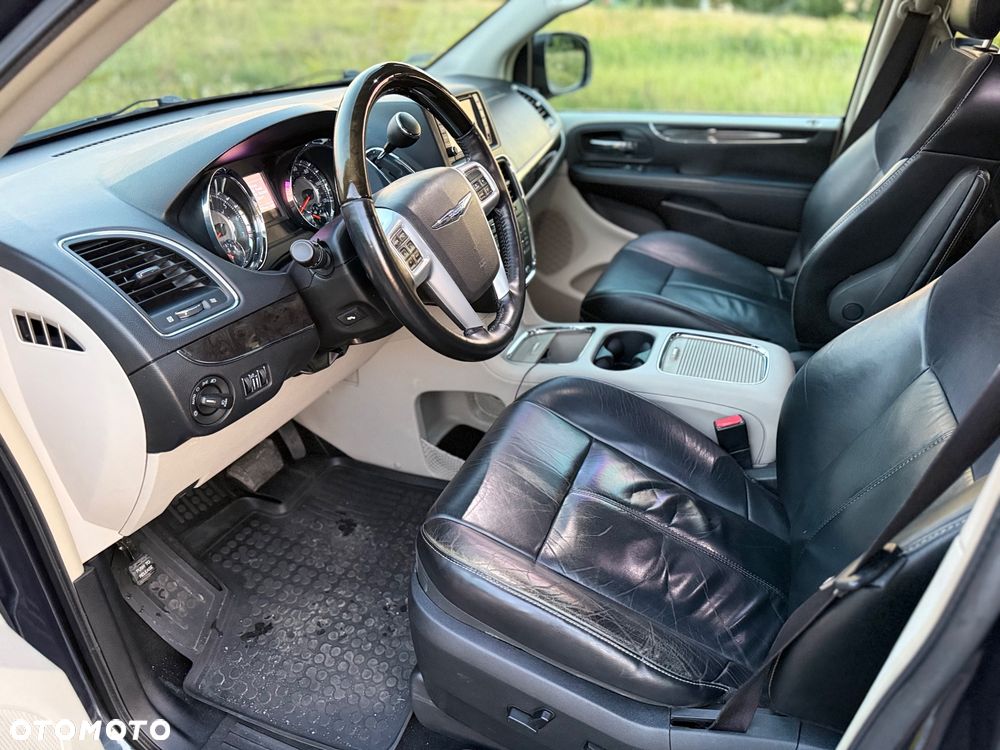 Chrysler Town & Country 3.6 Limited - 11