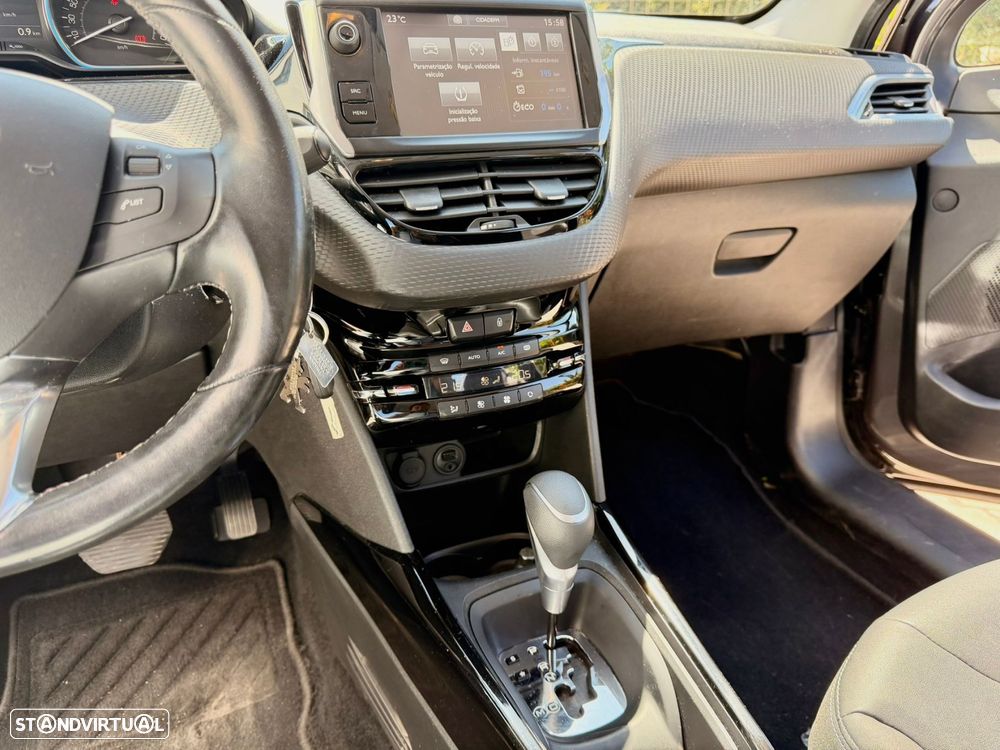 Peugeot 2008 1.2 PureTech Allure EAT6 - 33