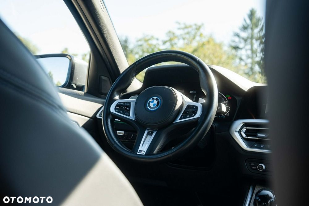 BMW Seria 3 330e PHEV M Sport - 24