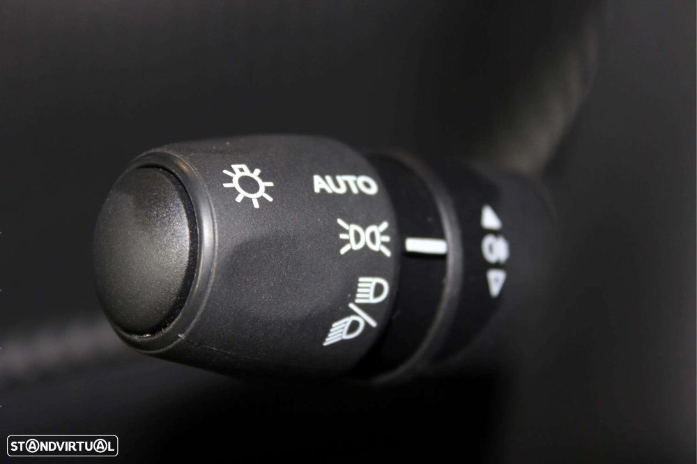 Peugeot 2008 1.2 Hybrid Allure e-DCS6 - 27