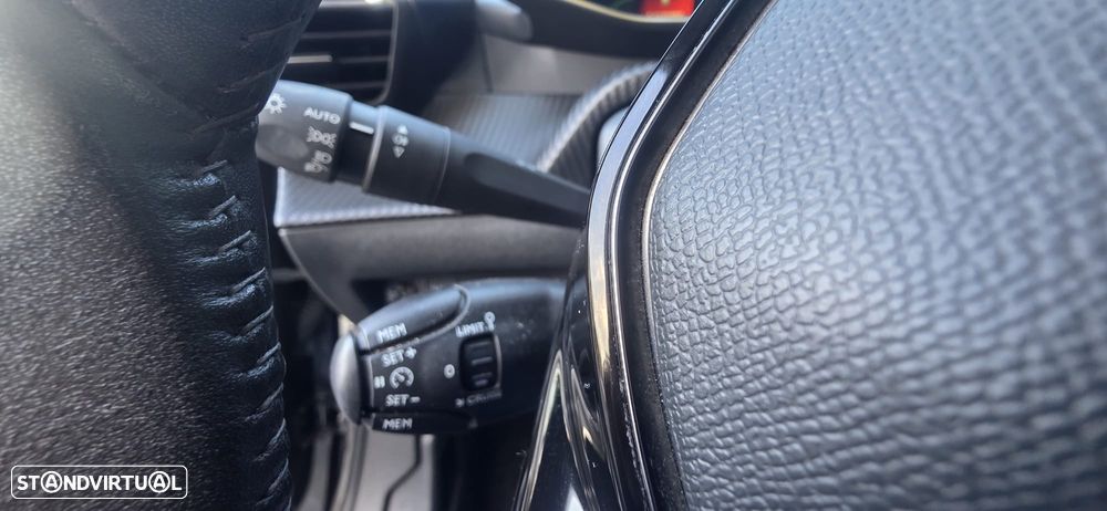 Peugeot 2008 1.5 BlueHDi Allure Pack - 29