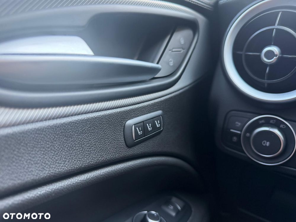 Alfa Romeo Stelvio 2.0 Turbo 16V AT8-Q4 B-Tech - 24