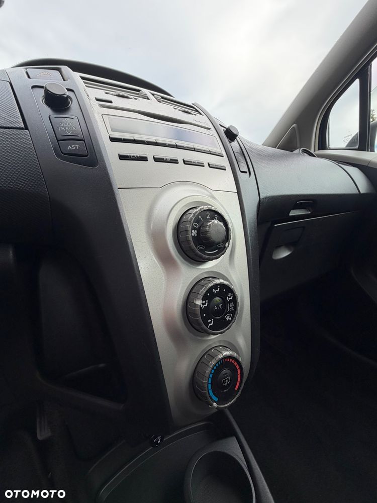 Toyota Yaris 1.0 Terra A/C - 24