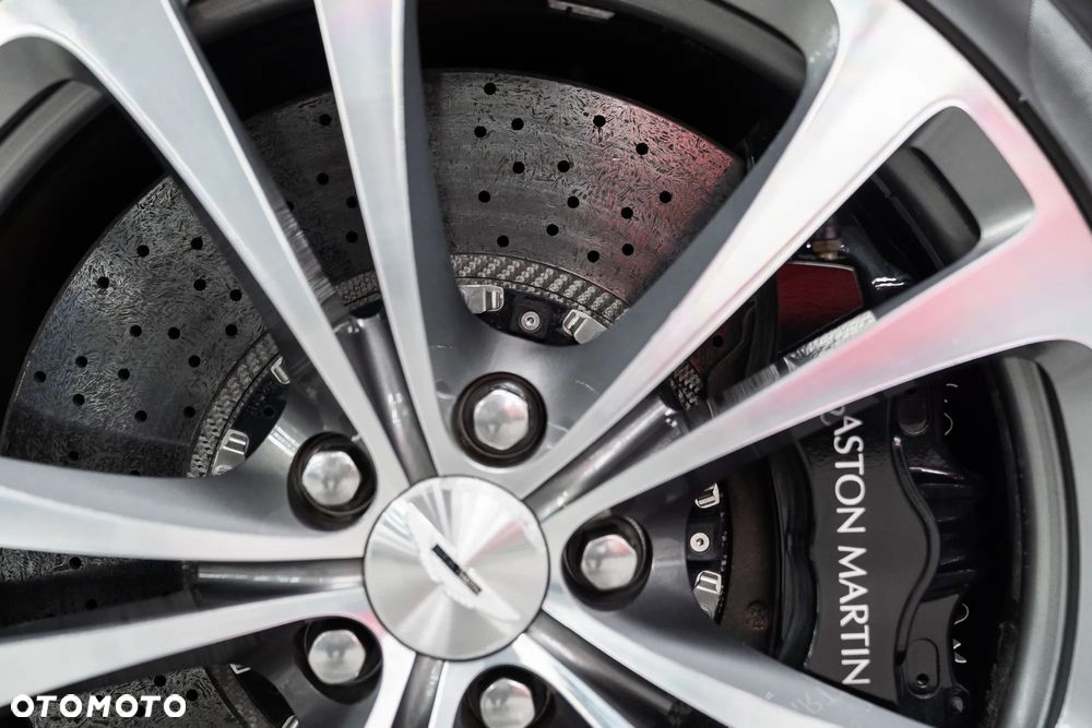 Aston Martin V12 Vantage - 6