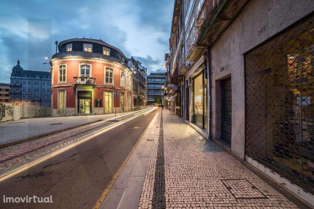 Prédio na Baixa para Venda e Arrendamento - Grande imagem: 2/8