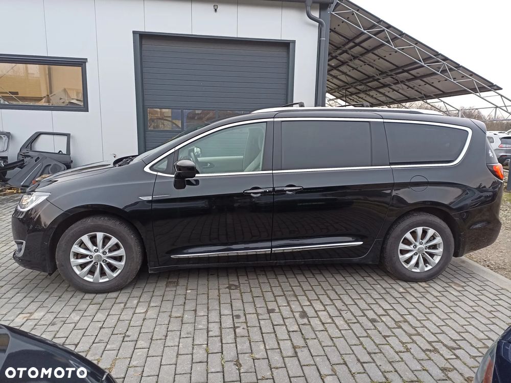 Chrysler Pacifica - 8