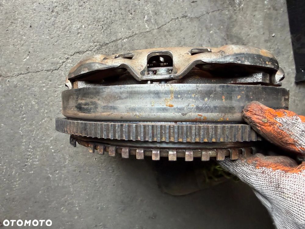 Sprzęgło dwumasa A6460300505 2.2 CDI Mercedes - 3