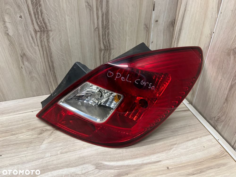 LAMPA TYLNA PRAWA OPEL CORSA D 5D - 3