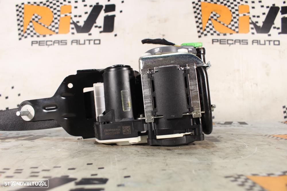 Cinto Frontal Direito Mercedes-Benz C-Class (W204)  A2048604686 / 6178 - 3