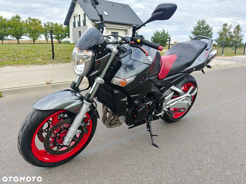 Suzuki GSR - 23