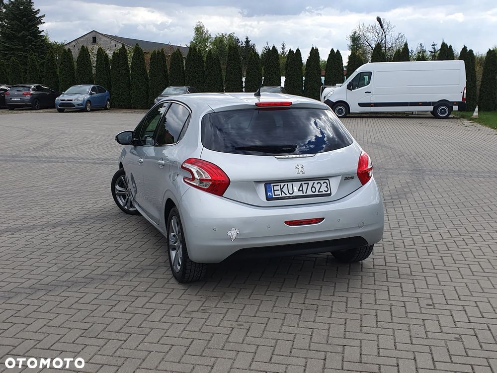 Peugeot 208 - 12