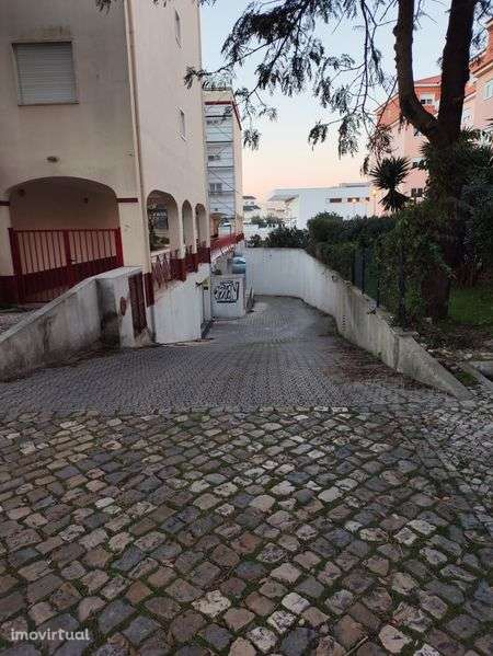 Lugar de Garagem para carro 15m2
Situado no centro da Abóbada - Grande imagem: 2/6