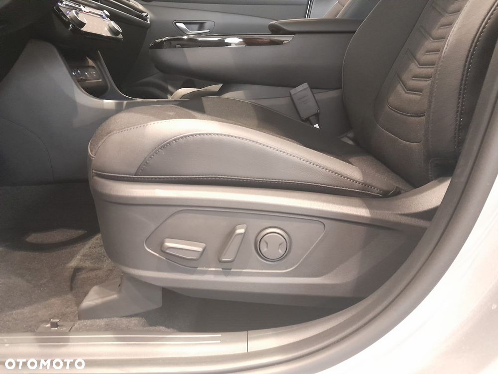 Hyundai Tucson 1.6 T-GDi HEV Executive 2WD - 26