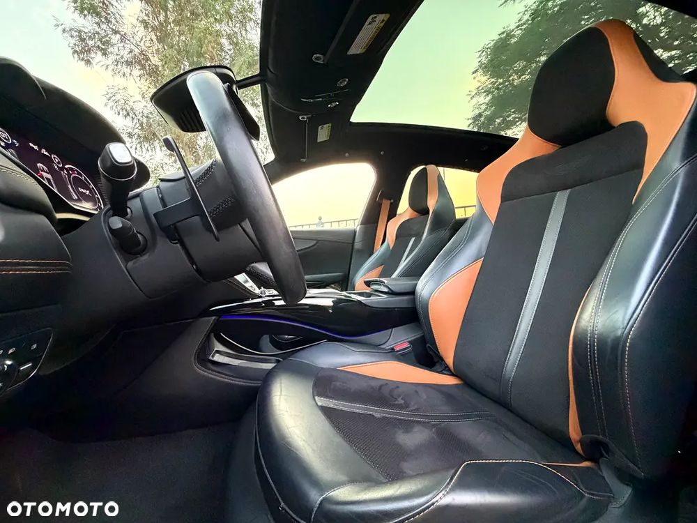 Aston Martin DBX - 7