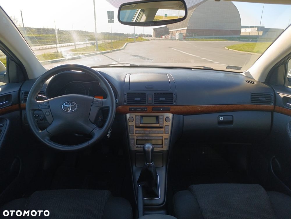 Toyota Avensis 1.8 VVT-i Sol - 2