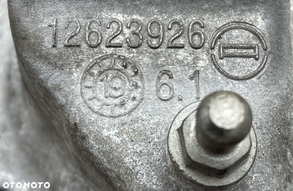 P8 GMC YUKON XL DENALI IV 2015 - 6.2 V8 LEWA POKRYWA ZAWORÓW 12623926 - 3