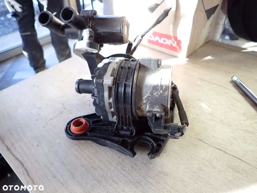 AUDI POMPA WODY 8K0965567B - 2