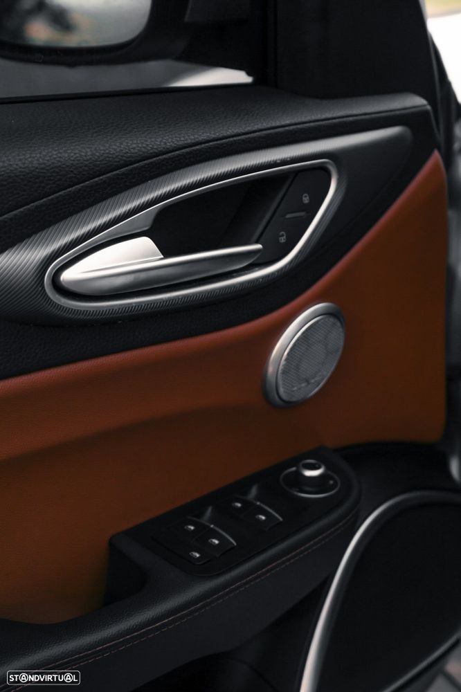 Alfa Romeo Giulia 2.0 T Veloce Ti Q4 AT8 - 12