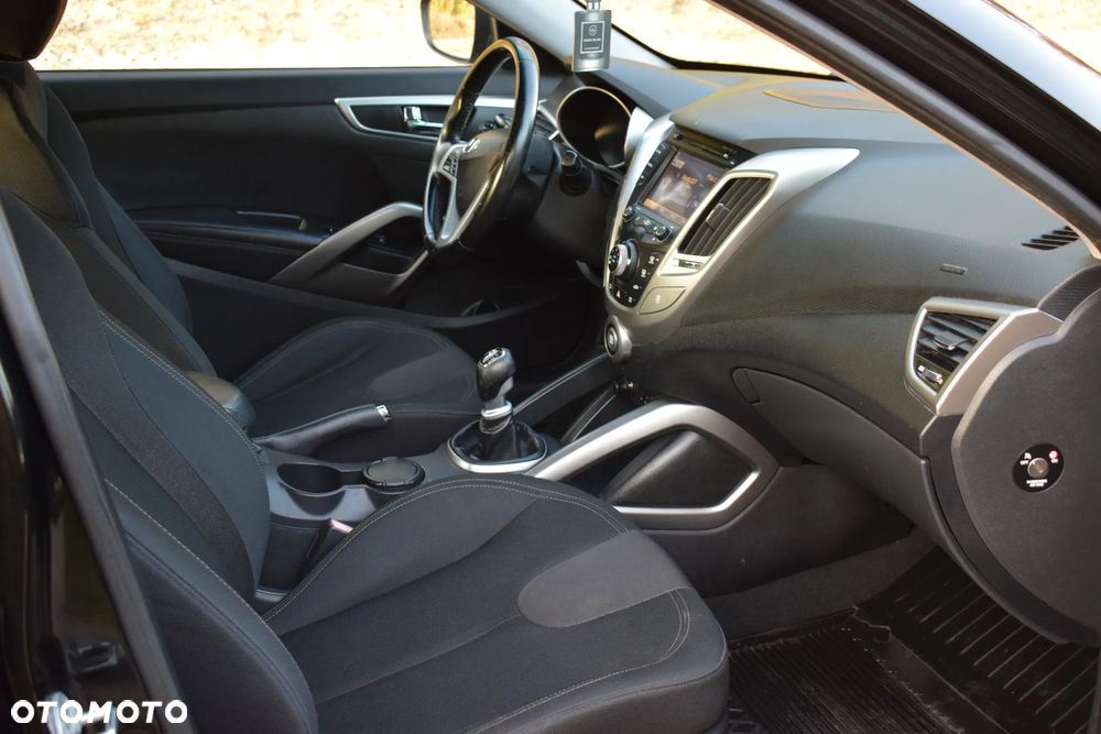 Hyundai Veloster - 4