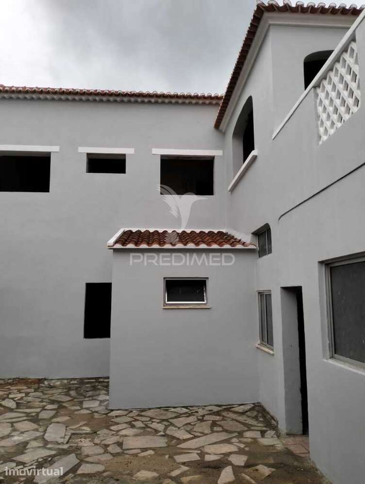 Moradia T6 à entrada de Almeirim – Projeto em fase de recuperação c... - Grande imagem: 4/6