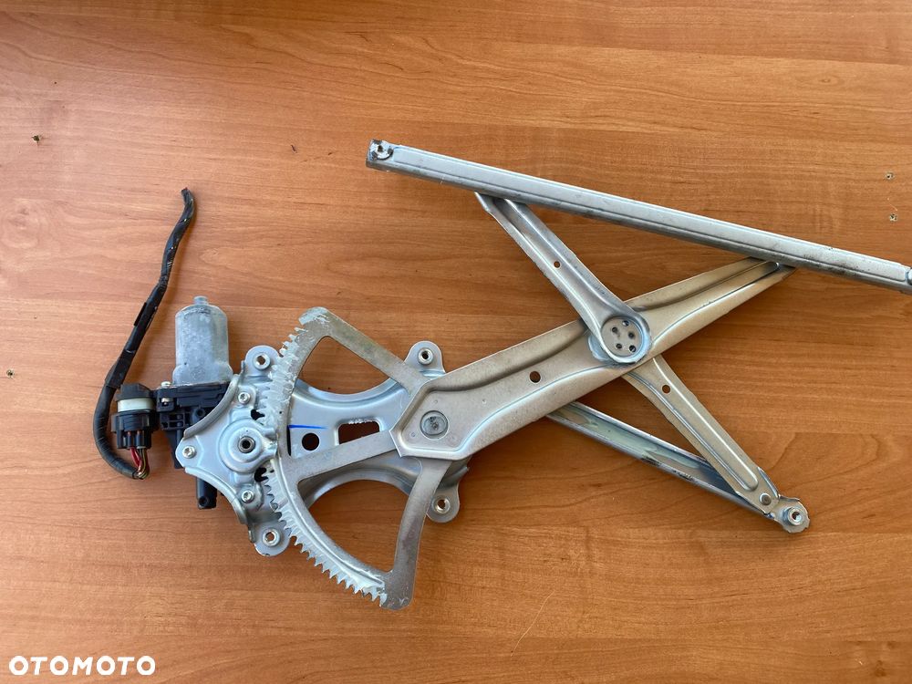 SILNICZEK SZYBY LEWY PRZÓD MITSUBISHI L200 AE062040-2760 MN182353