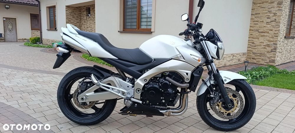 Suzuki GSR - 3