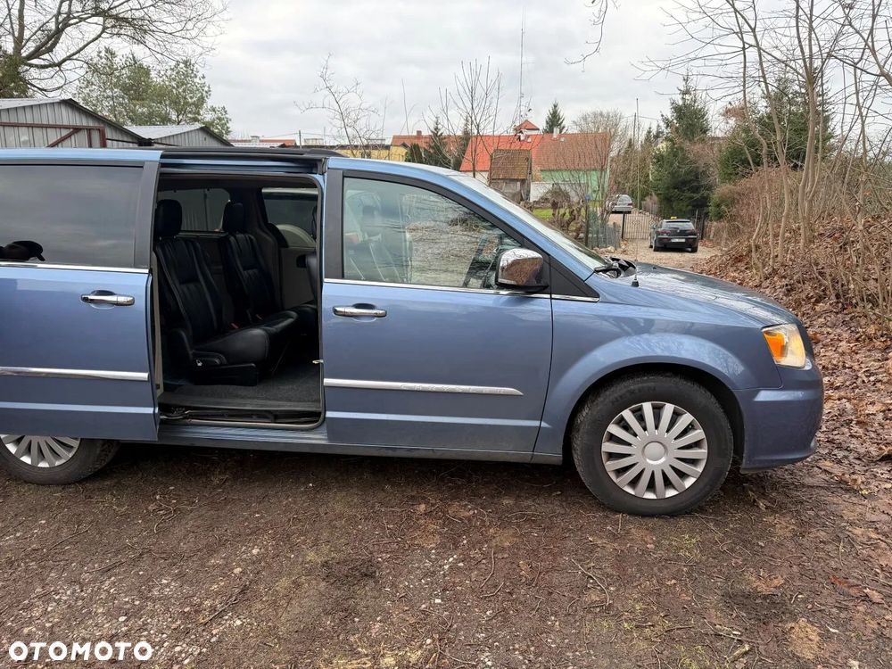 Chrysler Town & Country - 12