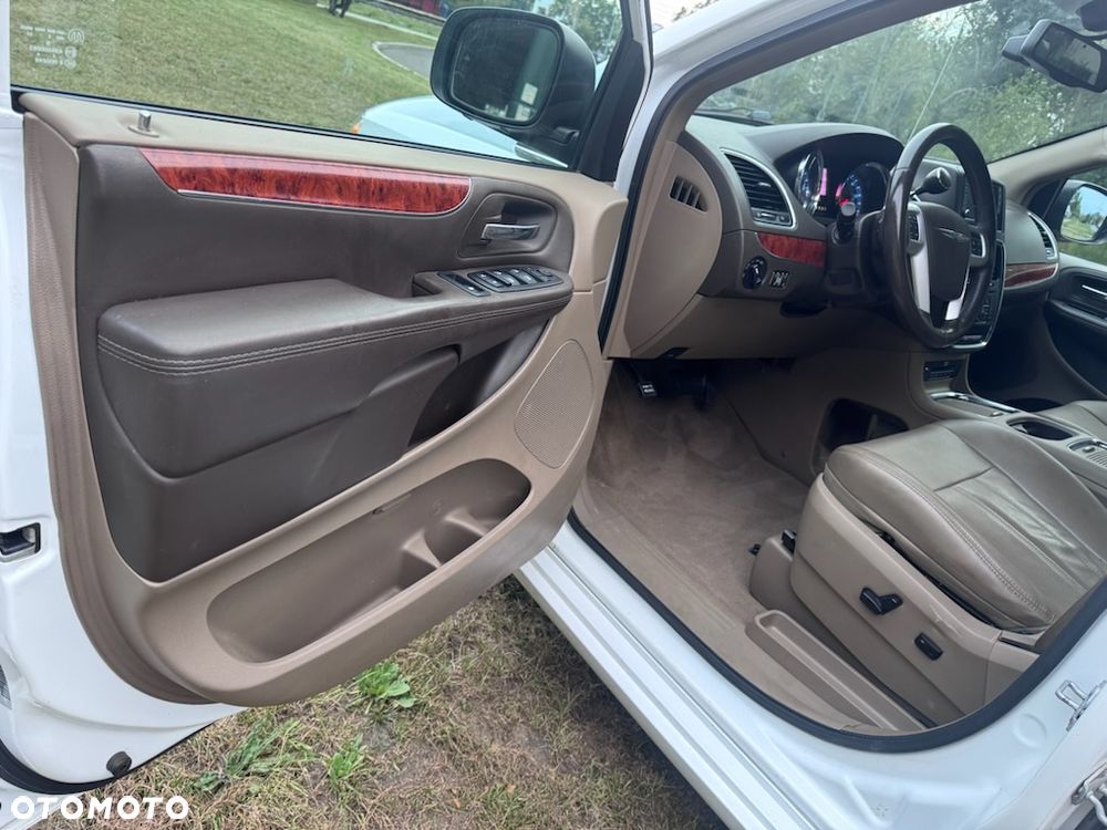 Chrysler Town & Country 3.6 Limited - 12
