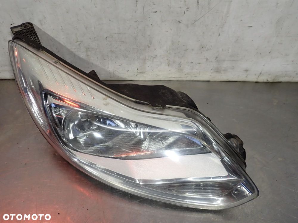 LAMPA PRAWA PRZEDNIA FORD FOCUS MK3 - 2