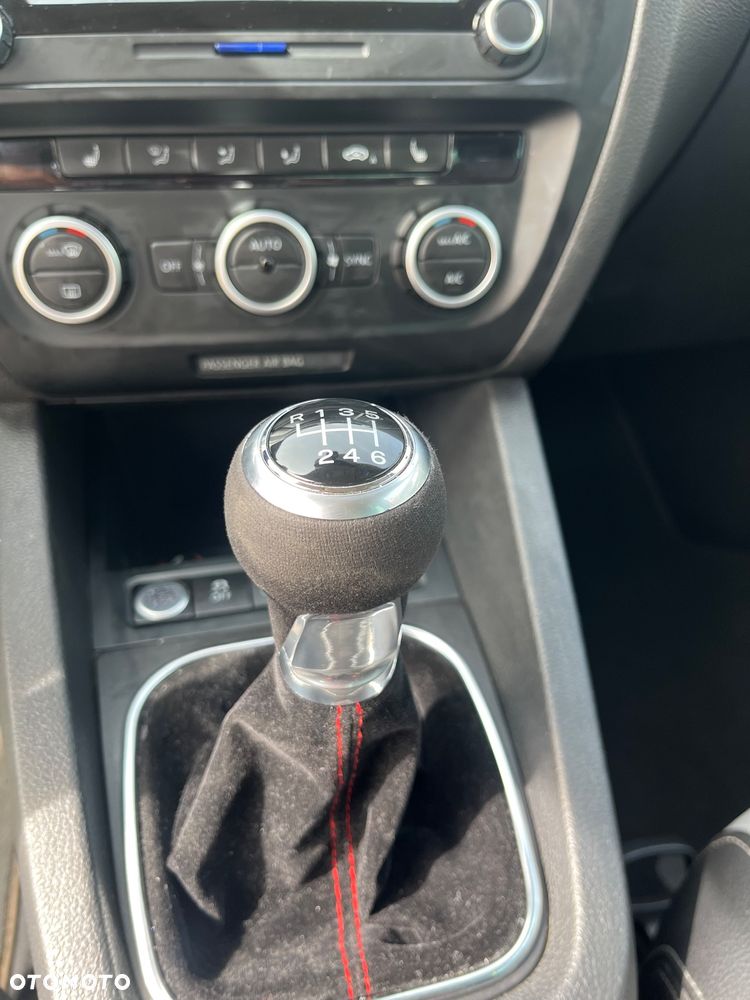 Volkswagen Jetta 2.0 TSI Highline - 13