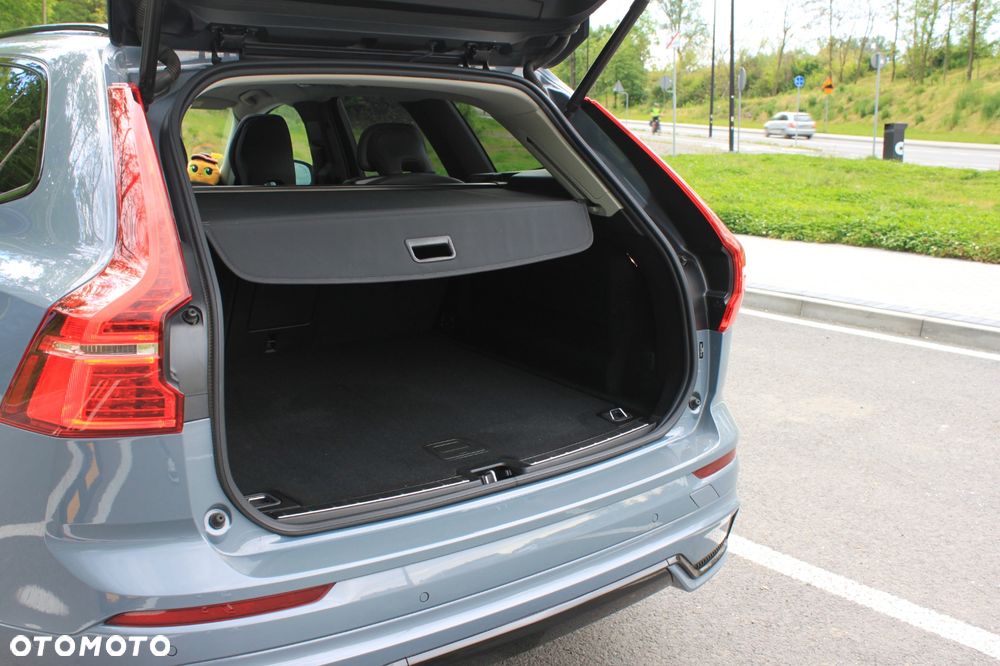 Volvo XC 60 B5 B AWD Plus Black Edition - 4