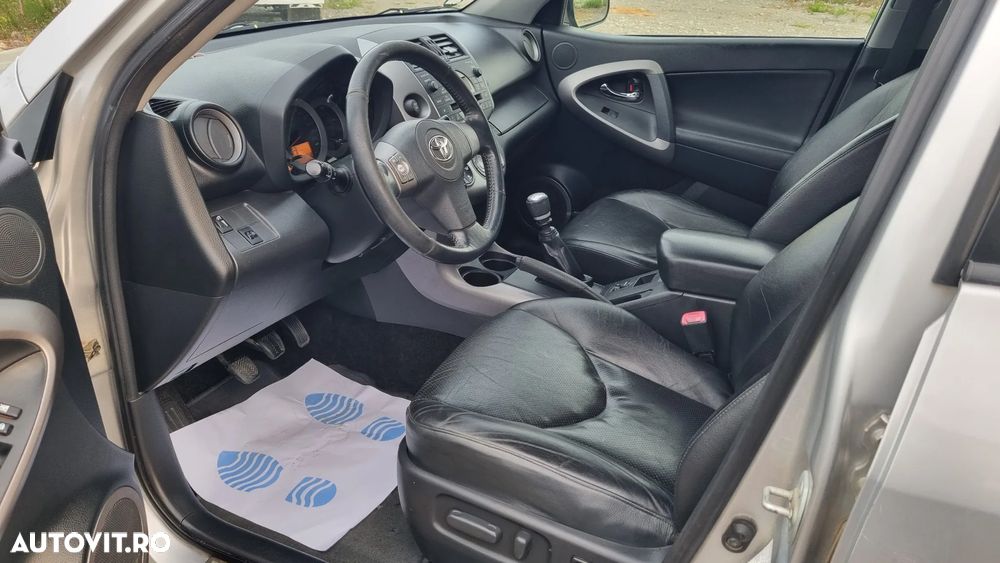 Toyota RAV4 2.2L D-CAT M/T Luxury - 23
