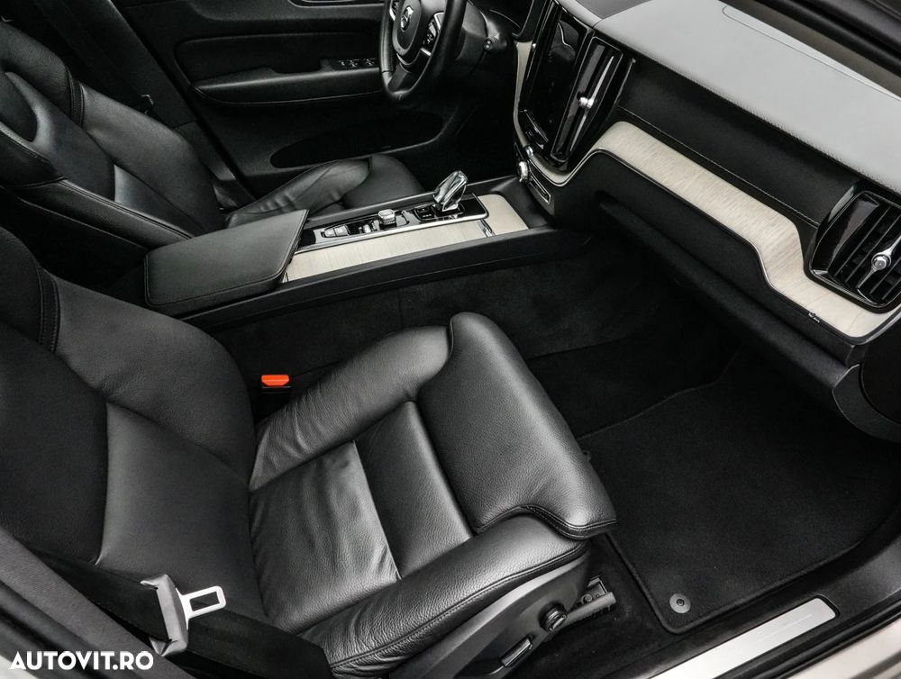 Volvo XC 60 T8 Twin Engine AWD Momentum Pro - 13