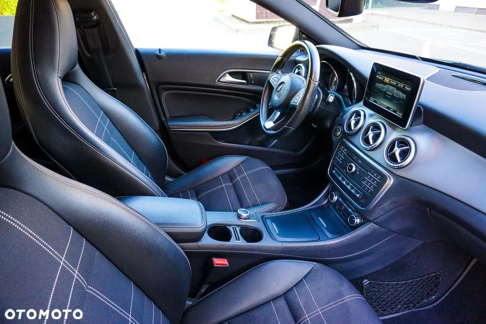 Mercedes-Benz CLA 200 7G-DCT UrbanStyle Edition - 34