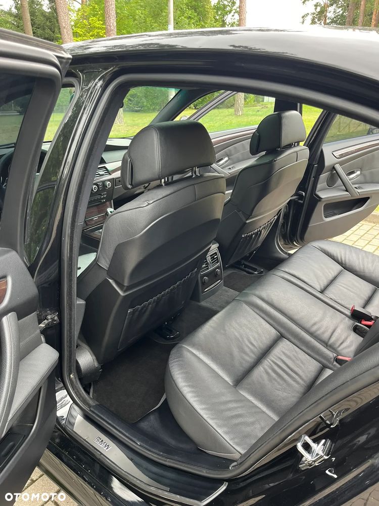 BMW Seria 5 550i Sport-Aut - 16