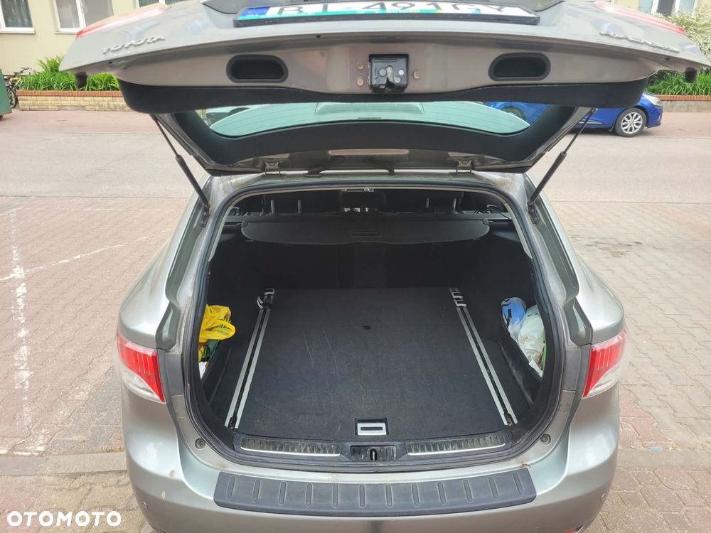Toyota Avensis 2.0 D-4D - 19
