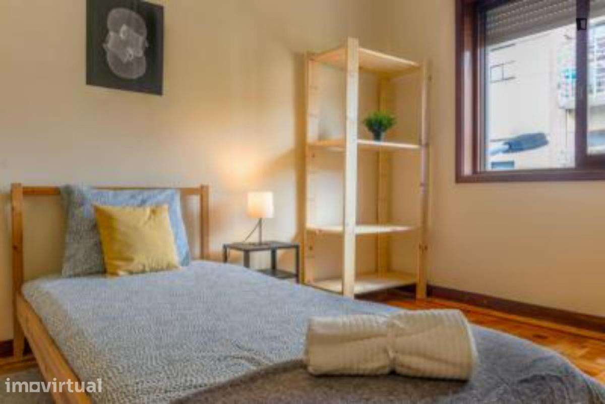 Quarto - localizado em Santo Ildefonso Porto - Grande imagem: 2/11