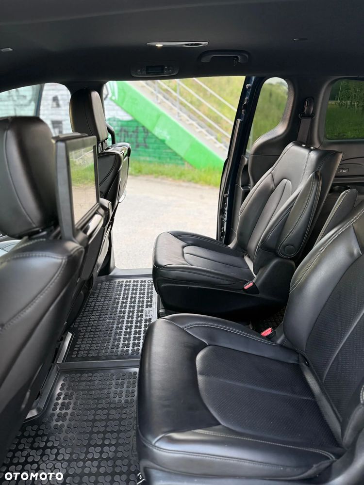 Chrysler Pacifica - 11