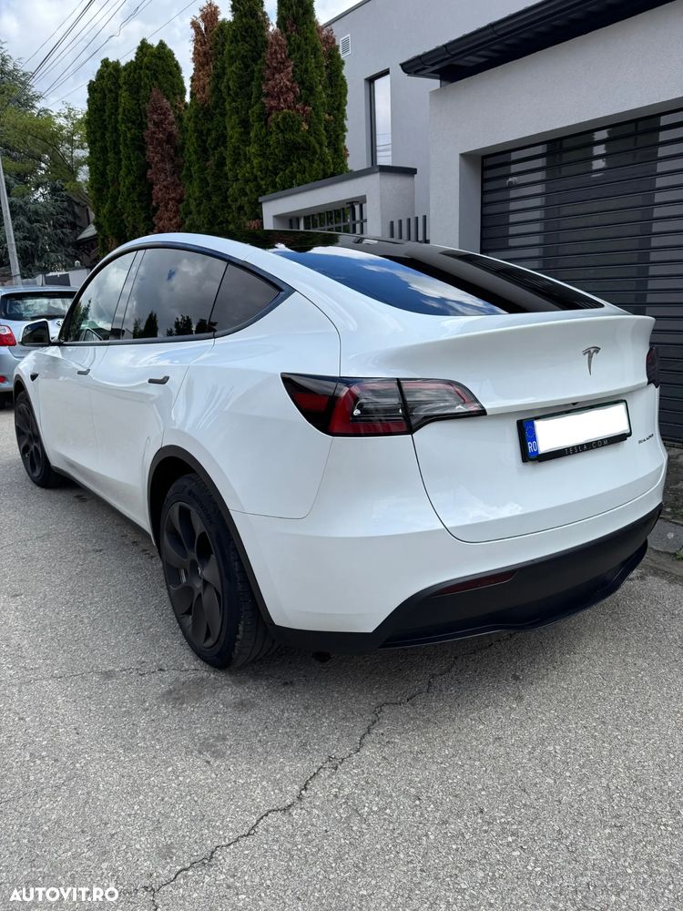 Tesla Model Y Long Range AWD - 3