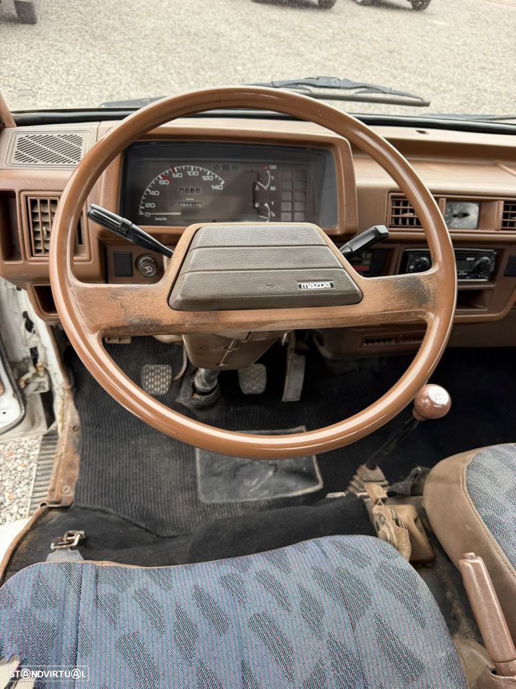 Mazda E 2200 - 16
