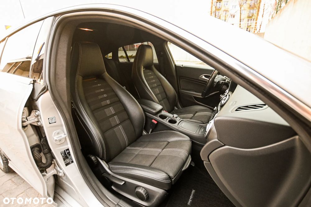 Mercedes-Benz CLA 180 7G-DCT Peak Edition - 30