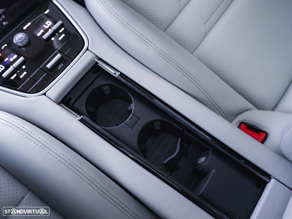 Porsche Panamera 4 E-Hybrid - 32
