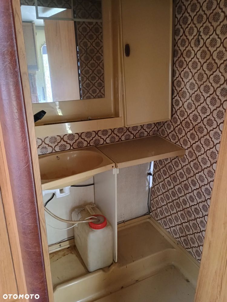 Mercedes-Benz 207 - 8