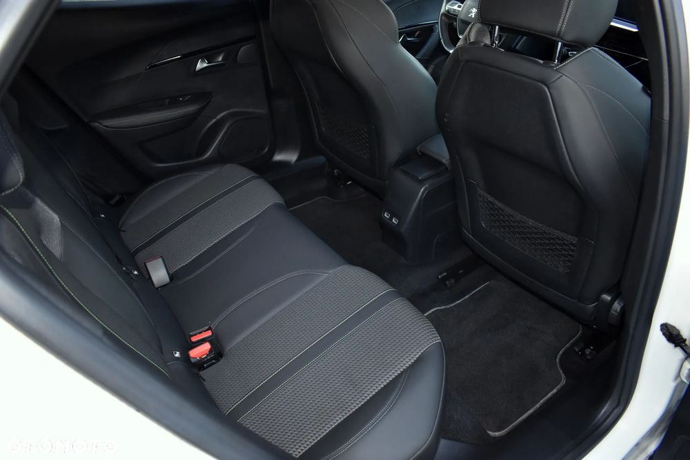 Peugeot 2008 PureTech 130 EAT8 GT Pack - 38
