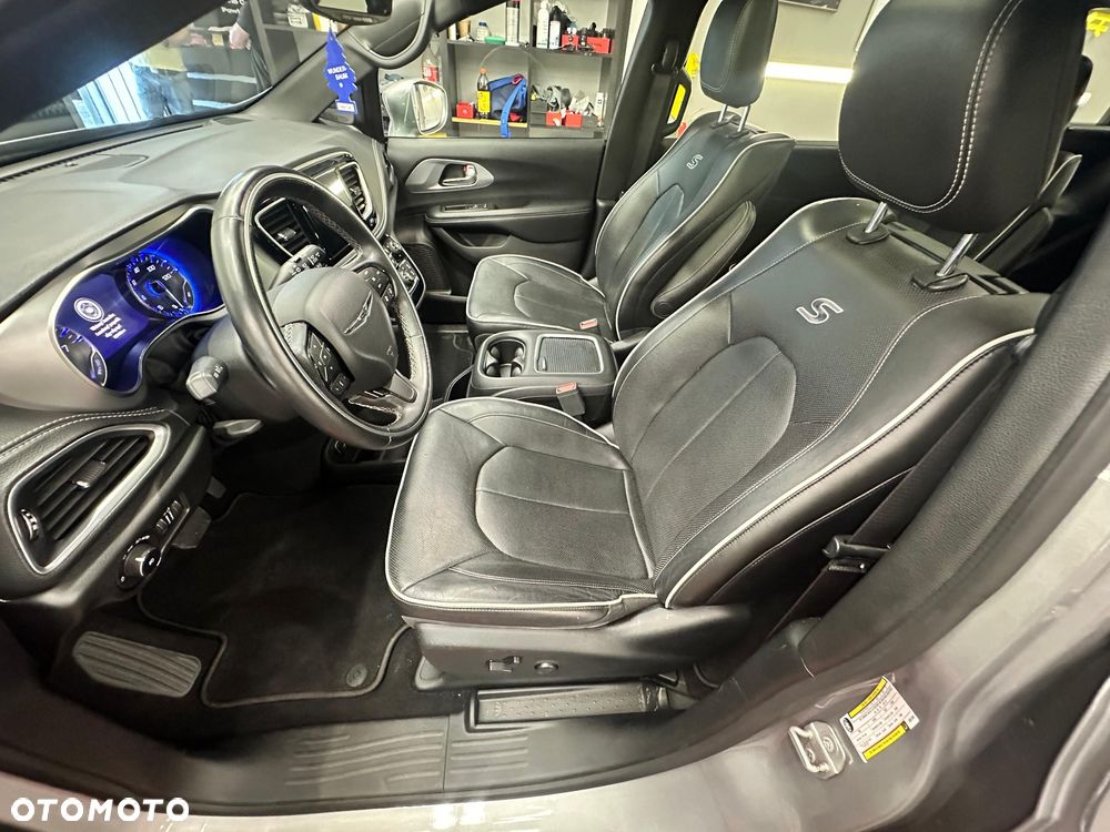 Chrysler Pacifica - 24