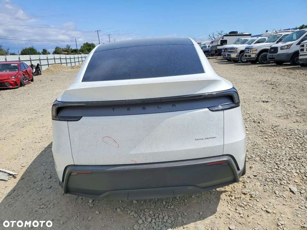 Tesla Model Y - 5