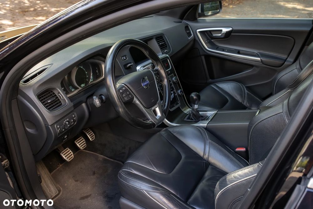 Volvo V60 D3 R-Design - 13